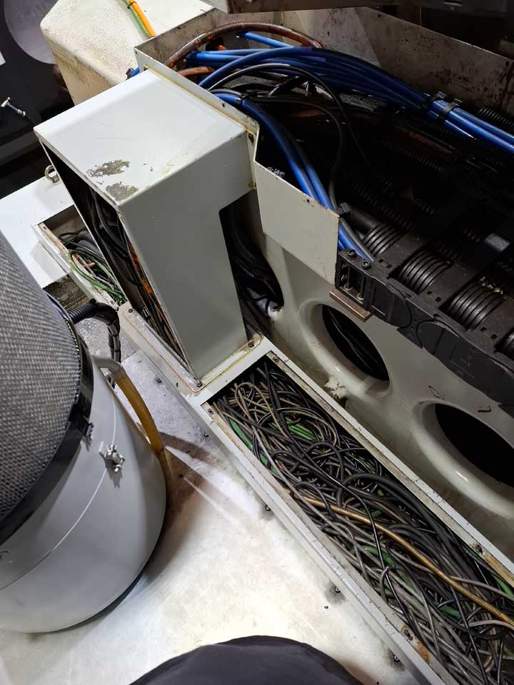 Machine cable tray