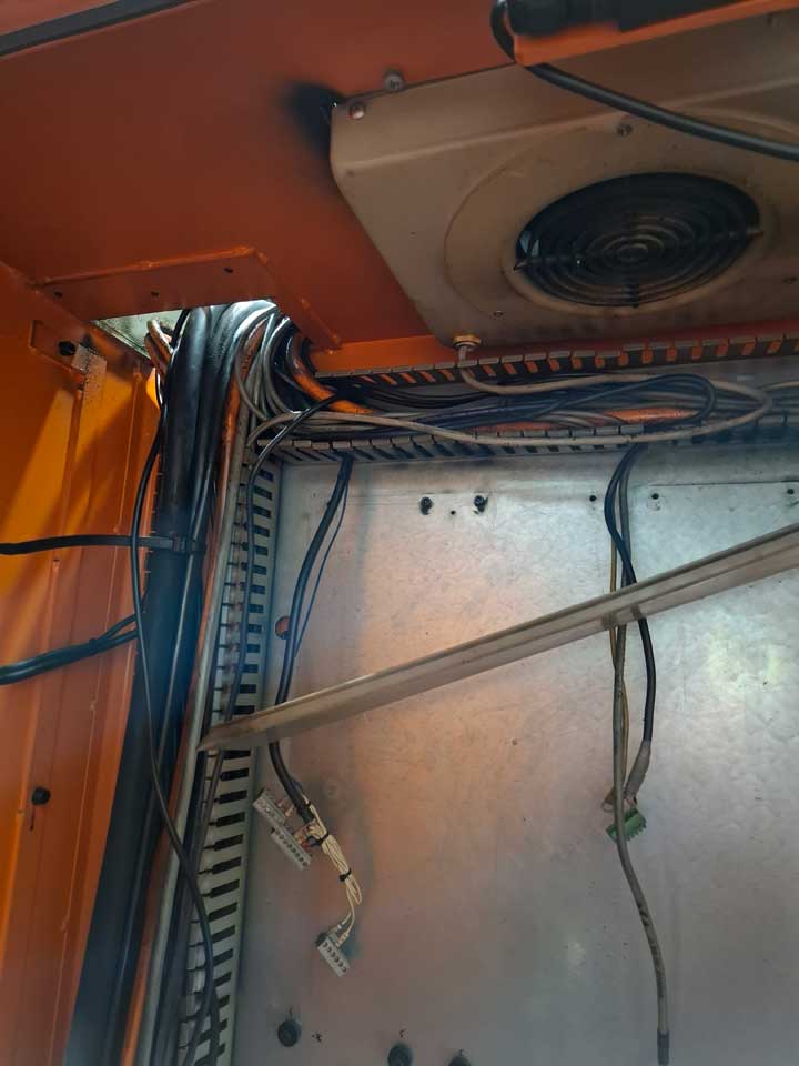 Cable routing in control cabinet of machine