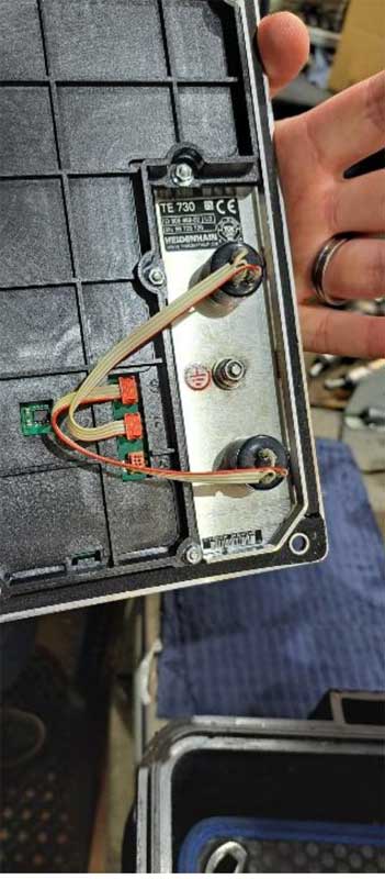 Showing the potentiometers swapped ports in the back of the keyboard.
