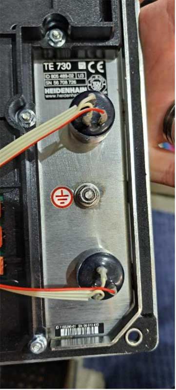 Identification of the main keyboard and location of the potentiometers.